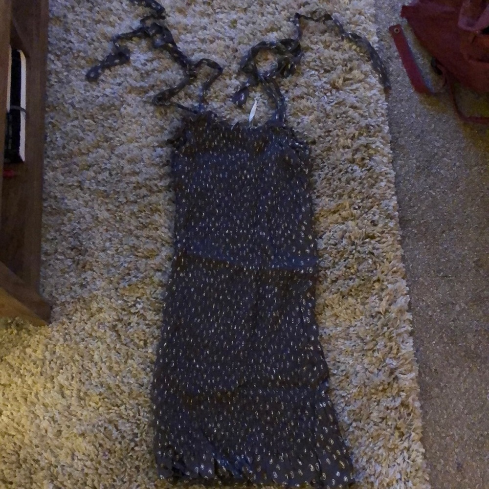 Free People bodycon dress. Makes your booty pop!! Size XS, stretchy material.